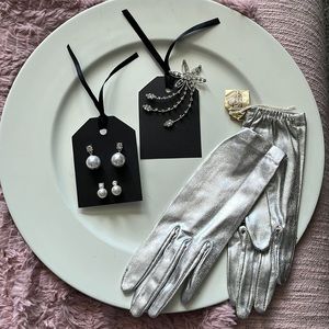 New jewelry w/ gloves🤍